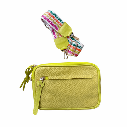 Bolso manos libres mediano cuadrado en color amarillo limon elaborado en cuero genuino. Productos cien por ciento colombiano. Bolso manos libre pequeño en cuero para mujer en color amarillo limon con correa tejida