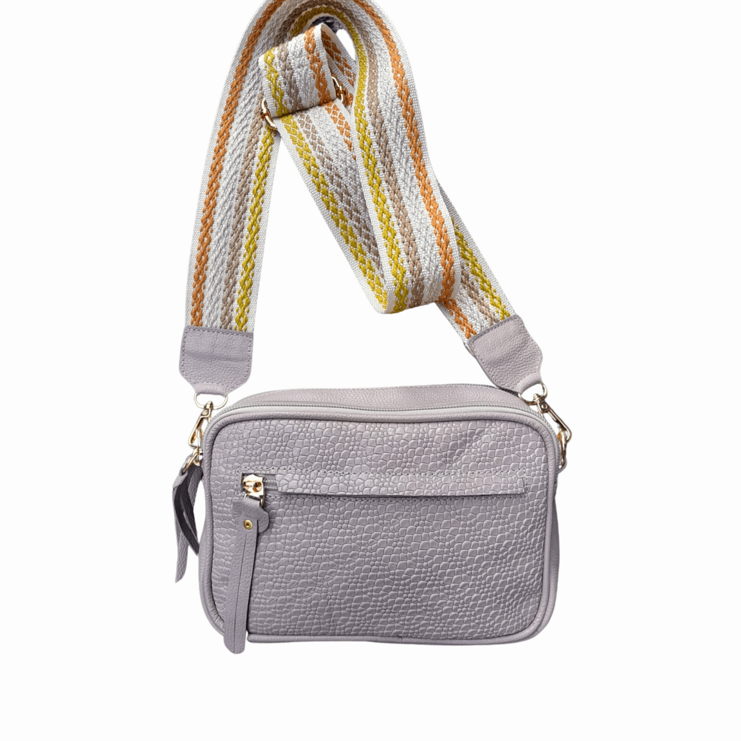 Bolso manos libres mediano cuadrado en color beige elaborado en cuero genuino. Productos cien por ciento colombiano. 