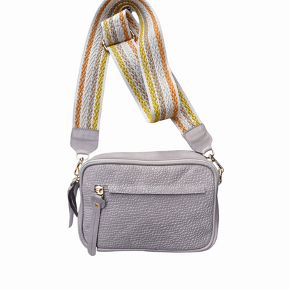 Bolso manos libres mediano cuadrado en color beige elaborado en cuero genuino. Productos cien por ciento colombiano. 